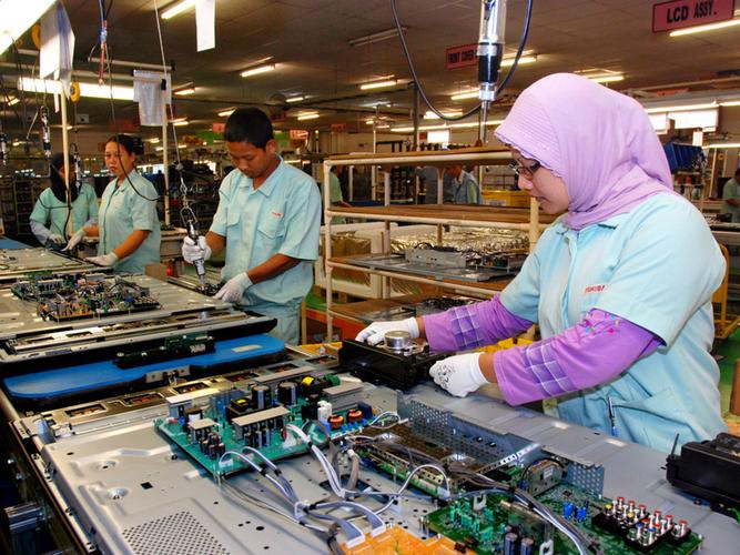 印度尼西亚贝卡西茨卡兰工厂的工人在组装电子产品.